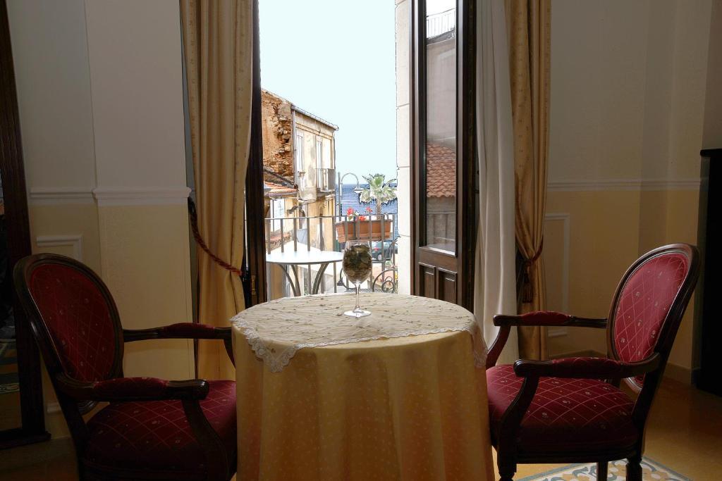Hotel Palazzo Krataiis Шилла Экстерьер фото
